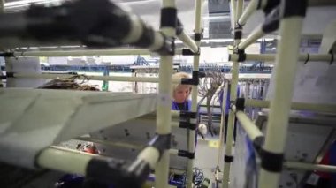 IVANO-FRANKIVSK, UKRAINE - 25 Şubat 2019: Mercedes arabaları için E-sınıfı, A sınıfı, S-sınıfı elektrikli koşum takımı üretimi. Araba endüstrisinde elektrik kabloları üretimi. 