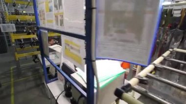 IVANO-FRANKIVSK, UKRAINE - 25 Şubat 2019: Mercedes arabaları için E-sınıfı, A sınıfı, S-sınıfı elektrikli koşum takımı üretimi. Araba endüstrisinde elektrik kabloları üretimi. 