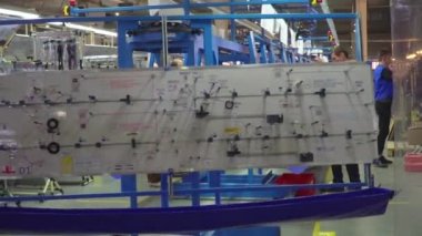 IVANO-FRANKIVSK, UKRAINE - 25 Şubat 2019: Mercedes arabaları için E-sınıfı, A sınıfı, S-sınıfı elektrikli koşum takımı üretimi. Araba endüstrisinde elektrik kabloları üretimi. 