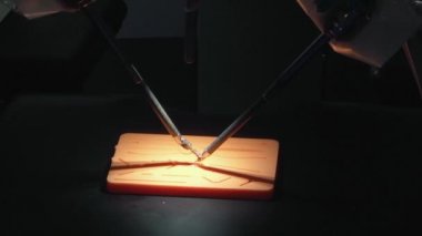 Tıbbi robot. Robotik cerrahi. Cerrah tıbbi bir robot üzerinde operasyonlar yapmak için eğitilmişlerdir. Minimal Invaziv Robotik cerrahi.