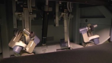 Tıbbi robot. Robotik cerrahi. Cerrah tıbbi bir robot üzerinde operasyonlar yapmak için eğitilmişlerdir. Minimal Invaziv Robotik cerrahi.