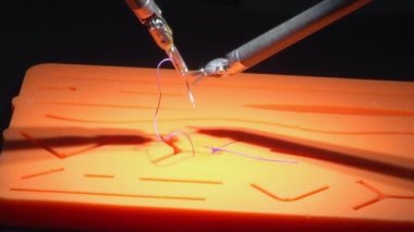 Tıbbi robot. Robotik cerrahi. Cerrah tıbbi bir robot üzerinde operasyonlar yapmak için eğitilmişlerdir. Minimal Invaziv Robotik cerrahi.