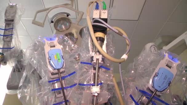 医療ロボット 医療ロボット ヴィンチ ロボット手術 外科医は 医療用ロボットを操作する訓練されます Vinci 手術システムと低侵襲ロボット外科 — ストック動画