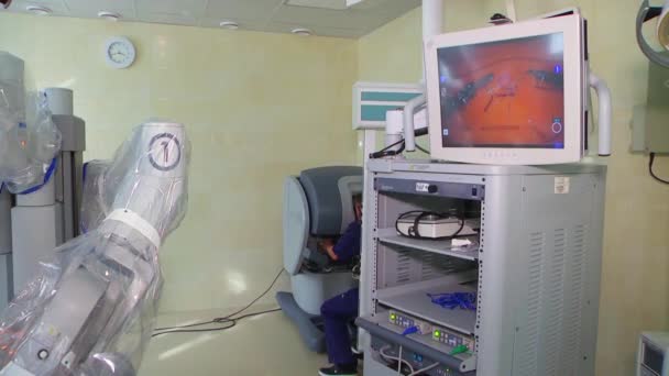 医療ロボット ロボット手術 外科医は医学のロボットの操作を行うために訓練される 低侵襲ロボット手術 — ストック動画