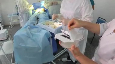Meme implantı. Cerrahi meme büyütme. Bir meme implantı montajı. Ameliyathane cerrahisinde meme büyütme cerrahisi implant aletleri. 