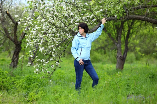 Bahar Bahçesinde Kamera Için Poz Güzel Olgun Kadın Kız Elma — Stok fotoğraf