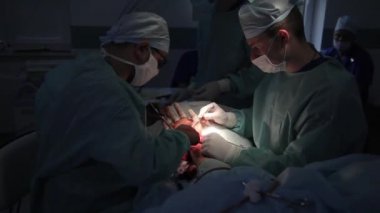 Vinnitsa, Ukrayna - 23 Mayıs 2019: Bilek dikmek için cerrahi. Beyin cerrahları ve travmatologlardan oluşan ekip eli onarıyor. Bilekte sinir ve tendon dikmek için ameliyat.