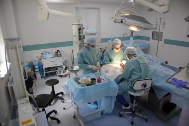 Vinnitsa, Ukrayna - 23 Mayıs 2019: Bilek dikmek için cerrahi. Beyin cerrahları ve travmatologlardan oluşan ekip eli onarıyor. Bilekte sinir ve tendon dikmek için ameliyat.