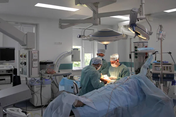 Vinnitsa, Ukrayna - 23 Mayıs 2019: Bilek dikmek için cerrahi. Beyin cerrahları ve travmatologlardan oluşan ekip eli onarıyor. Bilekte sinir ve tendon dikmek için ameliyat.
