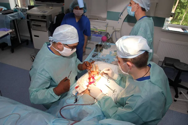 Vinnitsa, Ukrayna - 23 Mayıs 2019: Bilek dikmek için cerrahi. Beyin cerrahları ve travmatologlardan oluşan ekip eli onarıyor. Bilekte sinir ve tendon dikmek için ameliyat.