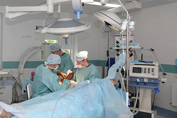 Vinnitsa Ucraina Maggio 2019 Chirurgia Cucire Polso Team Neurochirurghi Traumatologi — Foto Stock
