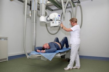Vinnitsa, Ukrayna - 23 Mayıs 2019: Hastaüzerinde röntgen yapan radyologlar. Modern bir tıp kliniğinde radyografi. Tekniker Kurma Makinesi x-ray Hasta için.