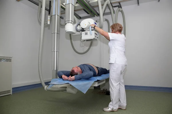 乌克兰文尼萨 2019年5月23日 放射科医生对患者进行X光检查 现代医疗诊所的放射成像 技术人员为 射线患者设置机器 — 图库照片