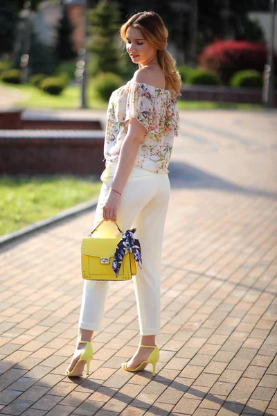 Beautiful Stylish Young Girl Background City Stylish Beautiful Girl Posing — Stock Photo, Image