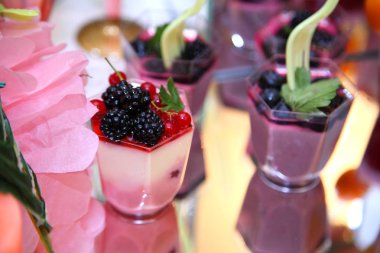 Meyve ve çilek tatlı büfe. Düğünde meyve resepsiyonları. Lezzetli ve lezzetli tatlı tablo.