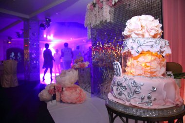 Süslemeleri ile Doğum günü pastası. 50. yıldönümü için kek. Pembe krem ile tatlı Doğum günü pastası.