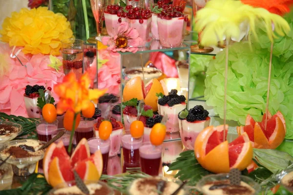 Zoet Buffet Van Fruit Bessen Fruit Recepties Bruiloft Heerlijke Smakelijke — Stockfoto