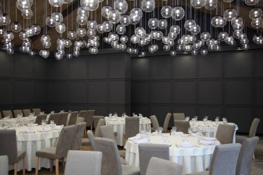 Restoranda Orijinal Lüks dekoratif aydınlatma. Bir restoranda tavandan sarkan yuvarlak lambalar. Tavanda süslenmiş lambalar.