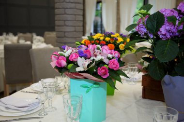 Narin buket restoranda belirlenen boş bardaklar.