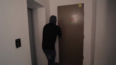 Suç mahallinde balaclava maskesi takan hırsız. Konut hırsızı. Bir evde hırsız yaşadığı.