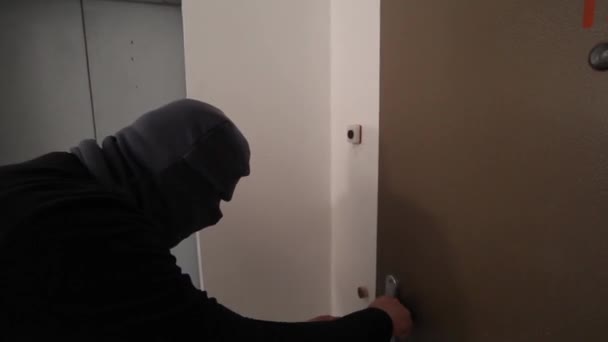 Inbreker Dragen Balaclava Masker Scène Van Misdaad Huisvesting Dief Inbreker — Stockvideo