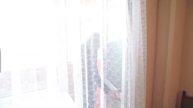 Bir daire soygunu. Apartman hırsızı balkondan girdi. Ev hırsızı hırsız balkondan daireye girdi.