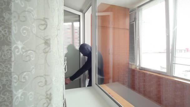 抢劫公寓公寓小偷从阳台进来了 小偷从阳台进入公寓 — 图库视频影像