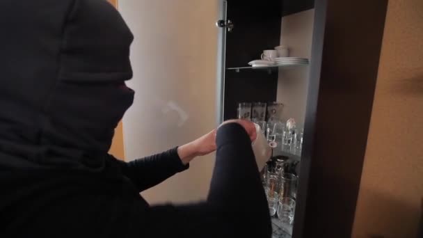 Rabunek Mieszkania Domowy Burglar Antykradzieże Noszenie Maski Balaclava Scenie Zbrodni — Wideo stockowe