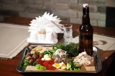 Geleneksel atıştırmalık ile ev yapımı yabanturpu votka. Horseradish votka ve atıştırmalık sebze. 