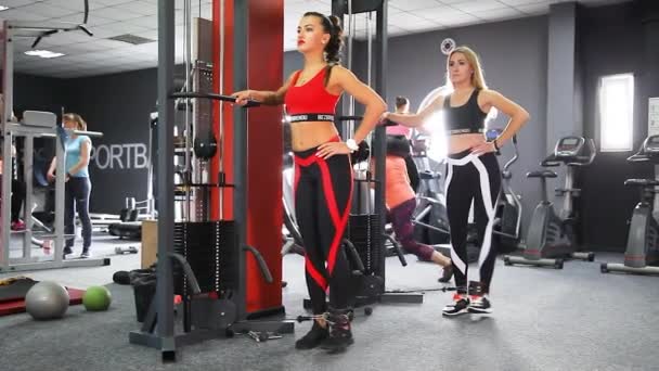 Entrenamiento Gimnasio Para Corrección Figura Mujer Joven Haciendo Ejercicios Fitness — Vídeo de stock