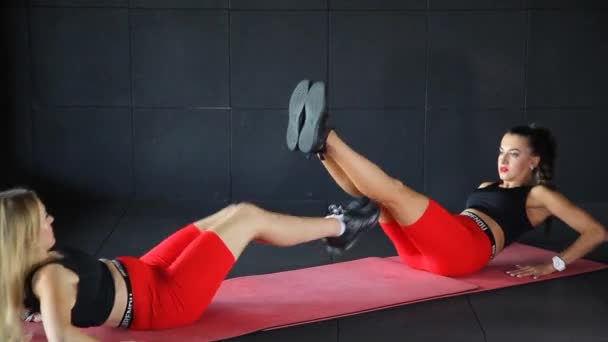 Entrenamiento Gimnasio Para Corrección Figura Mujer Joven Haciendo Ejercicios Fitness — Vídeo de stock