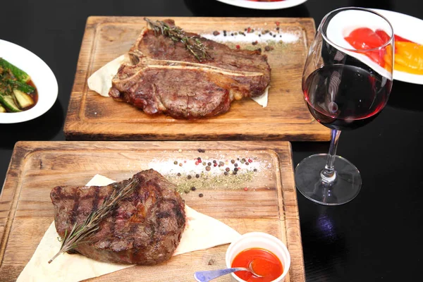 Filete Mediano Asado Cortado Trozos Una Tabla Madera Con Salsa — Foto de Stock