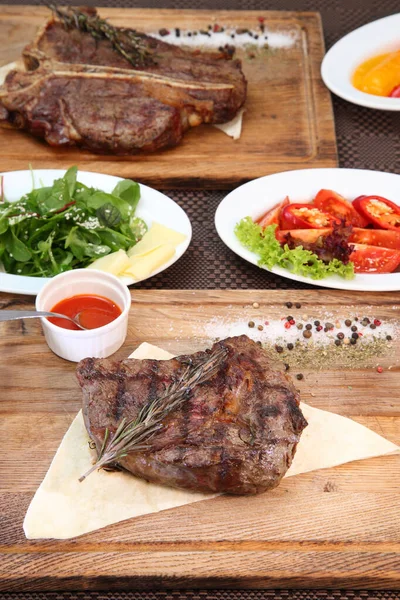 Mittelgroßes Stücke Geschnittenes Steak Auf Einem Holzbrett Mit Sauce Und — Stockfoto