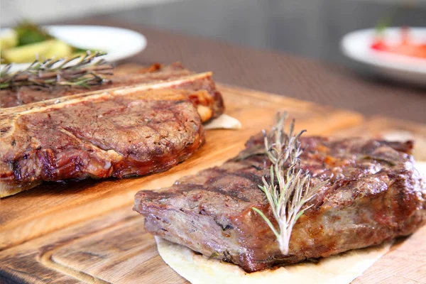 Mittelgroßes Stücke Geschnittenes Steak Auf Einem Holzbrett Mit Sauce Und — Stockfoto