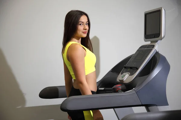 Spor Salonunda Jimnastik Yapan Genç Kızlar Vücut Geliştirme Eğitimi Için — Stok fotoğraf