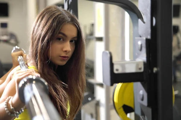 Jonge Meisjes Doen Fitnessoefeningen Sportschool Training Fitnessruimte Voor Lichaamsvorming — Stockfoto