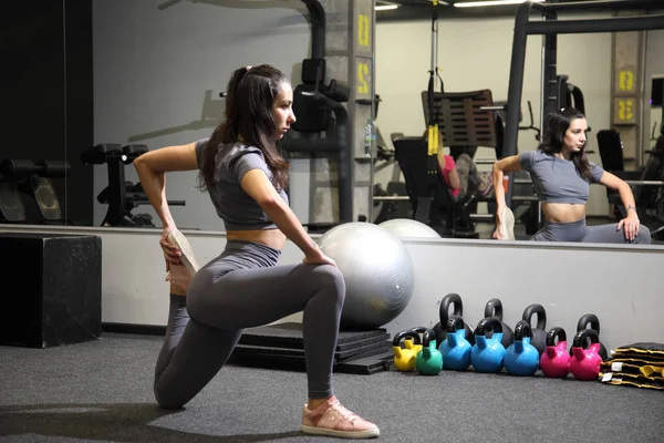 Meninas Fazendo Exercícios Fitness Ginásio Treinamento Ginásio Para Formação Corpo — Fotografia de Stock