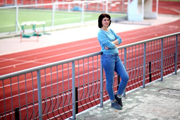 Stadyumda güzel bir kadın var. Dışarıdaki stadyumda dinlenen bir kadın portresi.. — Stok fotoğraf