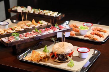 Tahta bir tahtanın üzerinde patates ve ekşi krema. Mantarlı börek. Kirazlı börek..