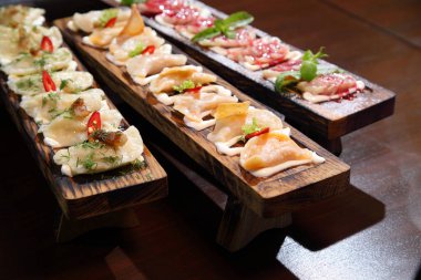 Tahta bir tahtanın üzerinde patates ve ekşi krema. Mantarlı börek. Kirazlı börek..