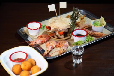 Tepside soslu burger ve Langoustine..