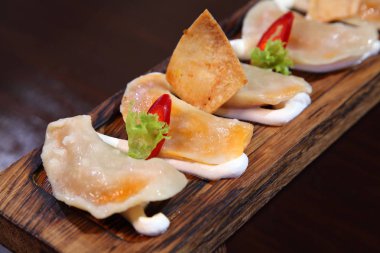 Tahta bir tahtanın üzerinde patates ve ekşi krema. Mantarlı börek. Kirazlı börek..