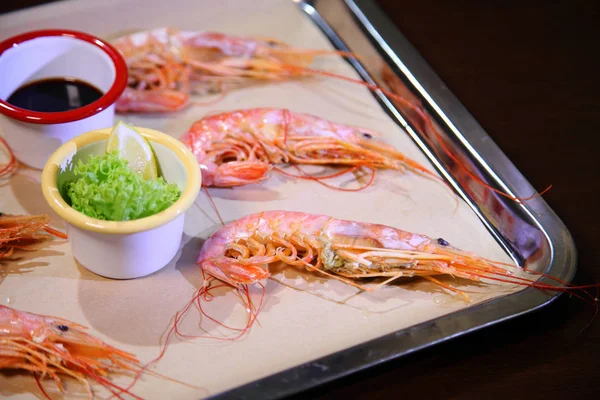 Langoustines Con Salsa Una Bandeja — Foto de Stock