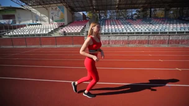 Mulher Bonita Estádio Uma Esteira Vermelha Uma Rapariga Corre Numa — Vídeo de Stock