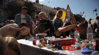 Innitsa, Ukrayna - 14 Ekim 2019: Video seti: Bebek vücut boyası. Bir şehir festivalinde, çocuklar vücut sanatına katılıyorlar. Editör görüntüleri.