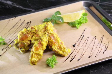 Baharatlı tatlı soslu tavuk kanadı.