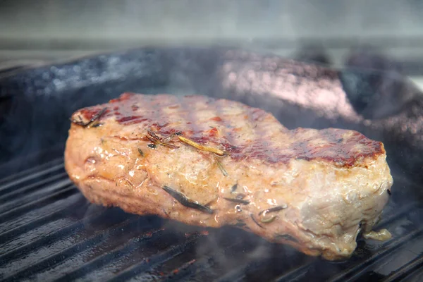 グリル パンでステーキを焼く ステーキを作るシェフ グリルパンに牛の公開ステーキ ステーキ用肉 — ストック写真