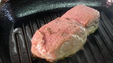 Izgarada ızgara biftek. Şef biftek yapıyor. Izgarada bonfile biftek var. Biftek İçin Et.