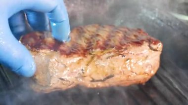 Izgarada ızgara biftek. Şef biftek yapıyor. Izgarada bonfile biftek var. Biftek İçin Et.