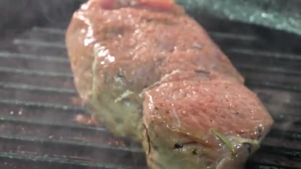 Filete Parrilla Una Sartén Chef Haciendo Filete Carne Res Tierna — Vídeo de stock